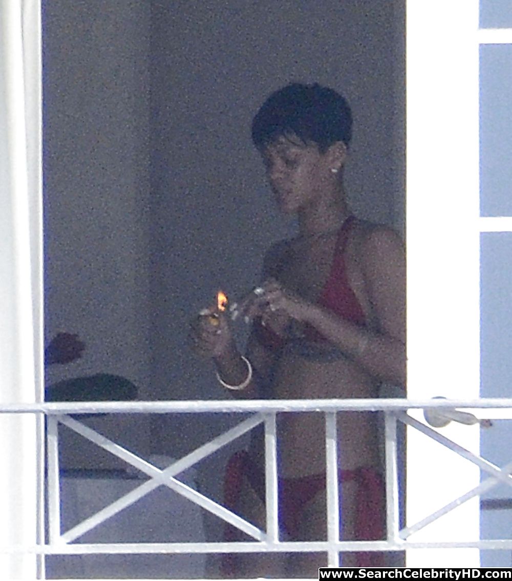 Rihanna Naked Ass And Topless Boobs Candids #15086400