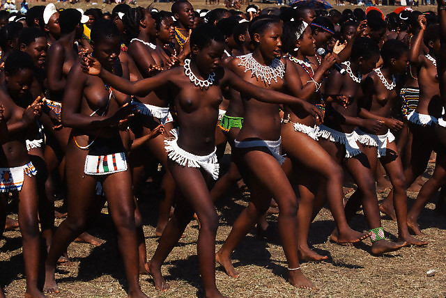 Nackte Mädchen Gruppen 007 - Afrikanische Stammesfeiern 1 #15877597