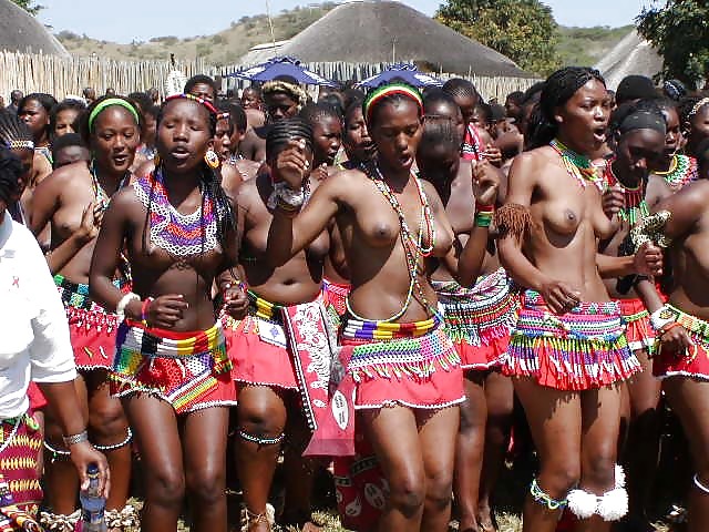 Nackte Mädchen Gruppen 007 - Afrikanische Stammesfeiern 1 #15877809