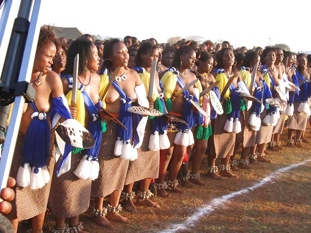 Nackte Mädchen Gruppen 007 - Afrikanische Stammesfeiern 1 #15877850