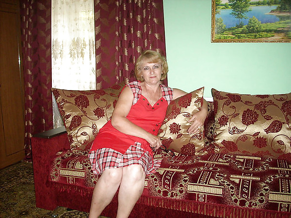 ロシアの成熟した女性がセクシーな脚で登場
 #20270174