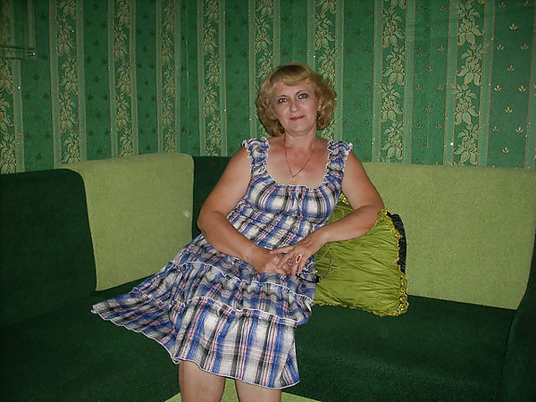 ロシアの成熟した女性がセクシーな脚で登場
 #20270193