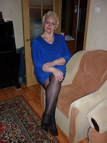 ロシアの成熟した女性がセクシーな脚で登場
 #20270251