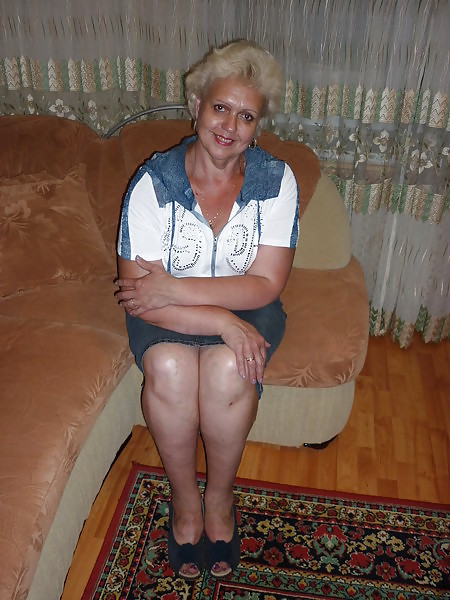 ロシアの成熟した女性がセクシーな脚で登場
 #20270275