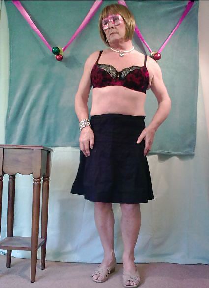 Crossdresser in rd e reggiseno nero e mutandine
 #17156410