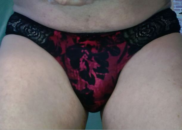 Crossdresser in rd e reggiseno nero e mutandine
 #17156451