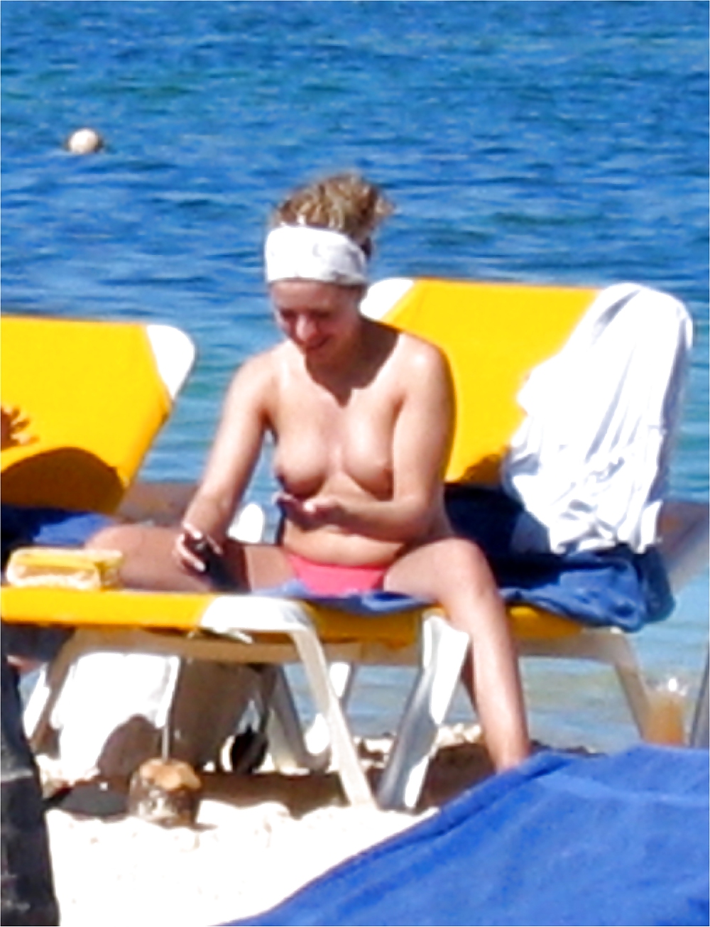 Mujeres en topless en la playa
 #13260808