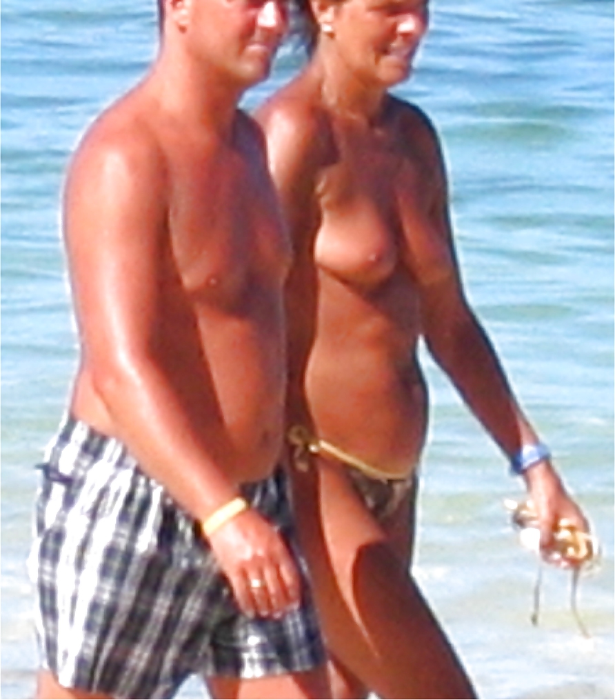 Mujeres en topless en la playa
 #13260817