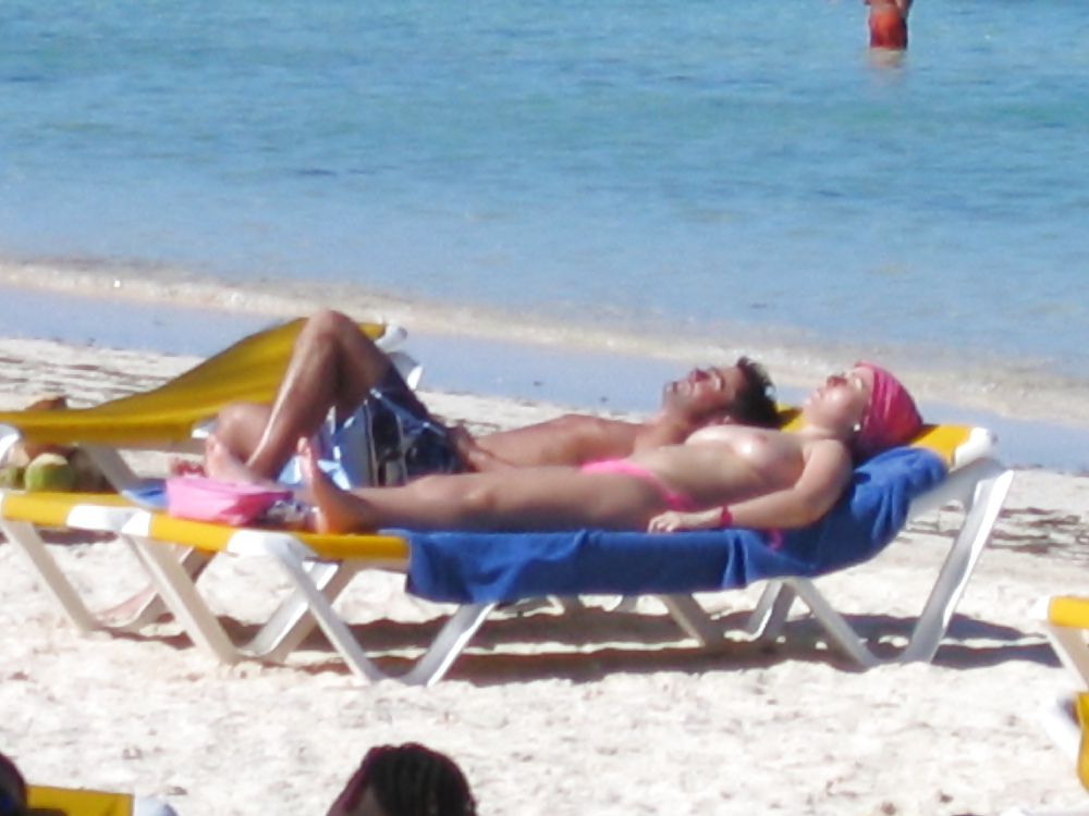 Donne in topless sulla spiaggia
 #13260827