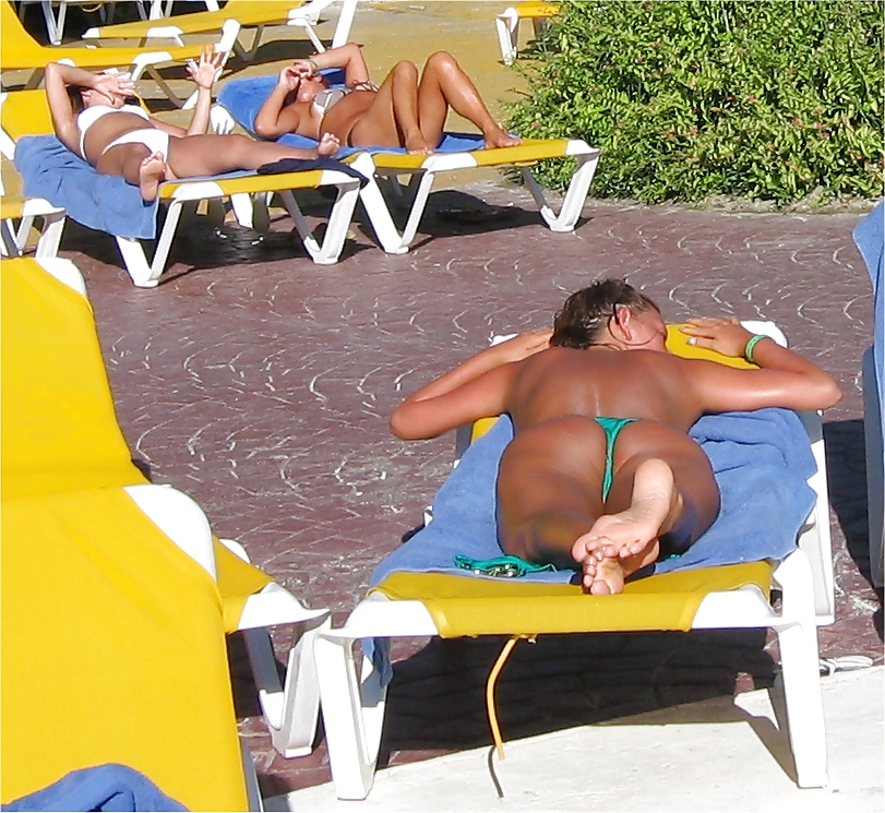 Donne in topless sulla spiaggia
 #13260909