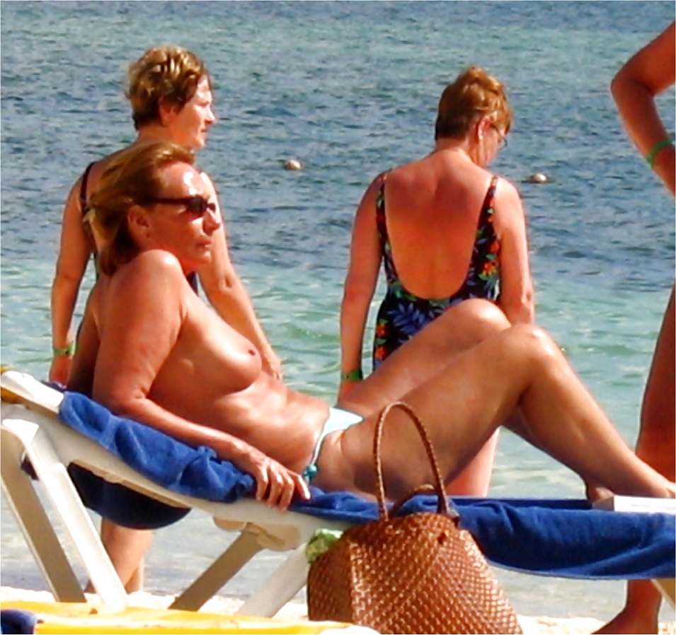 Mujeres en topless en la playa
 #13260920