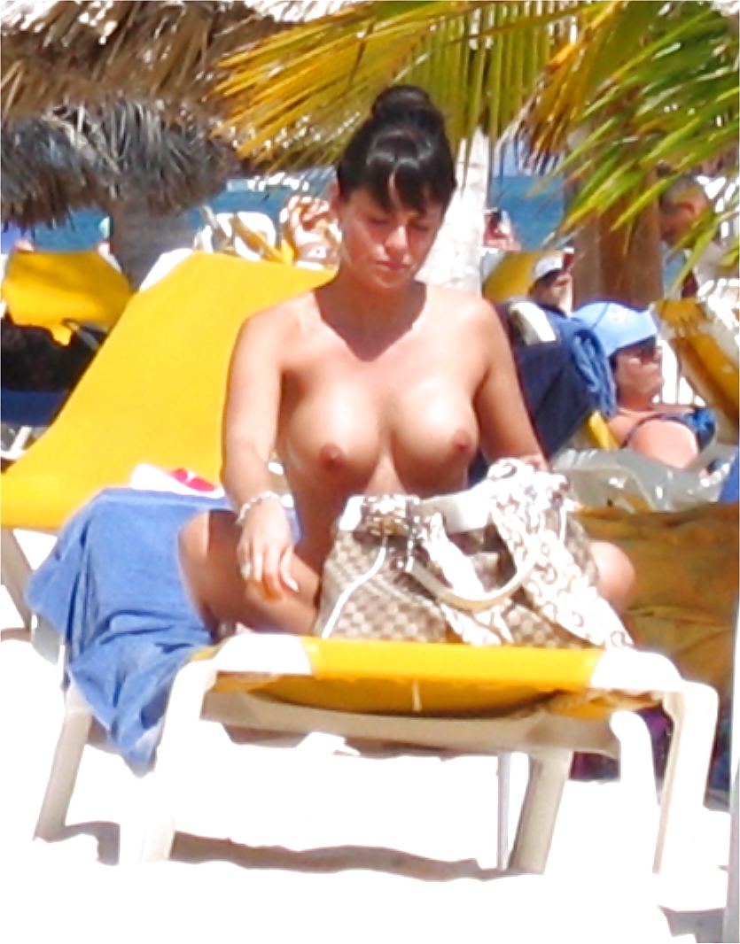 Mujeres en topless en la playa
 #13260951