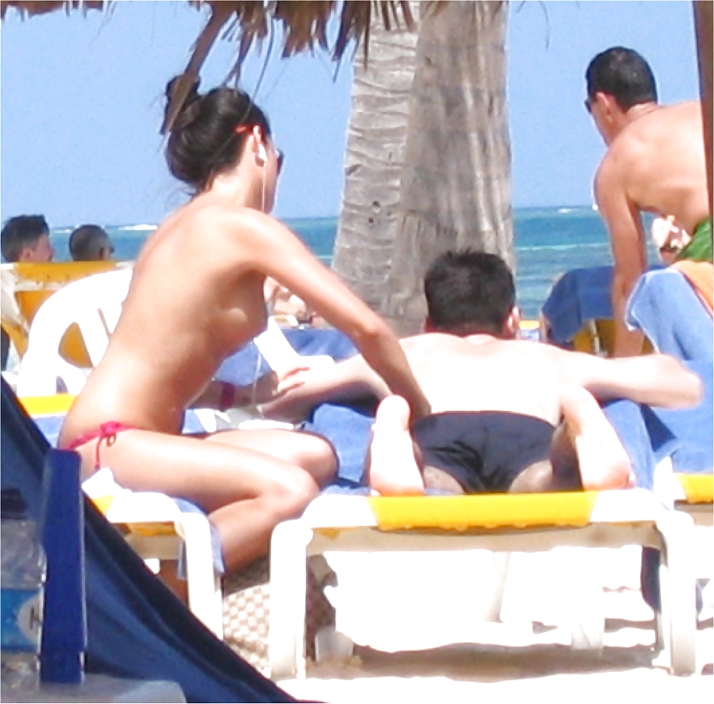 Donne in topless sulla spiaggia
 #13261007