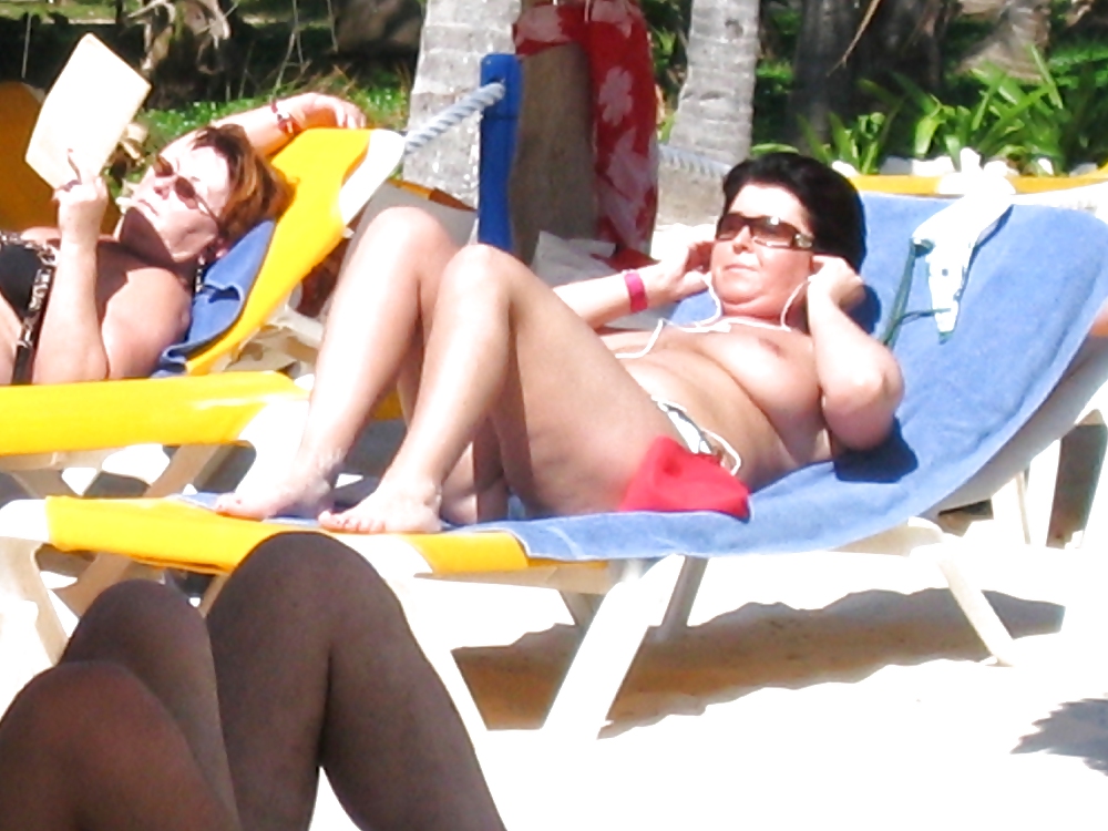 Donne in topless sulla spiaggia
 #13261039
