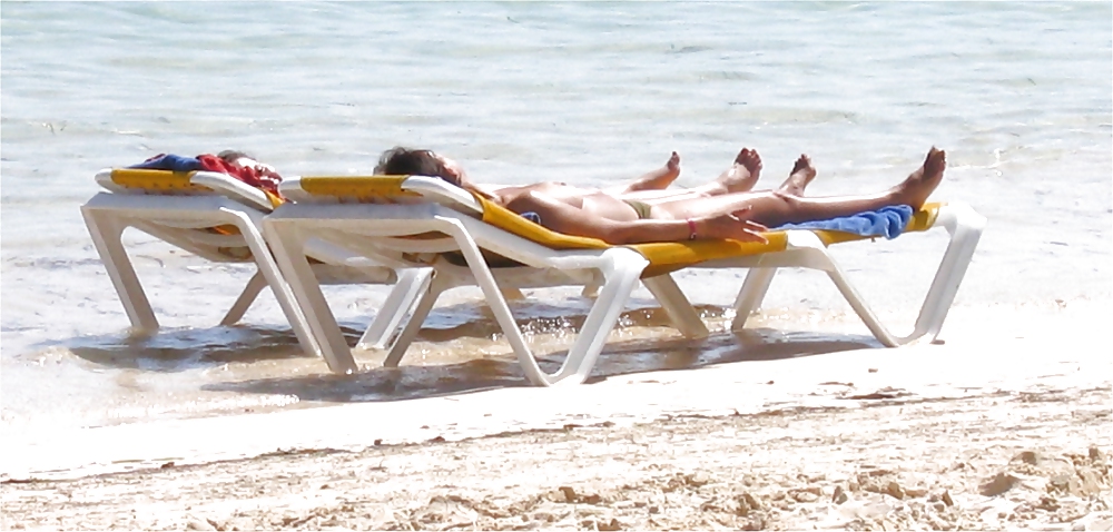 Donne in topless sulla spiaggia
 #13261059