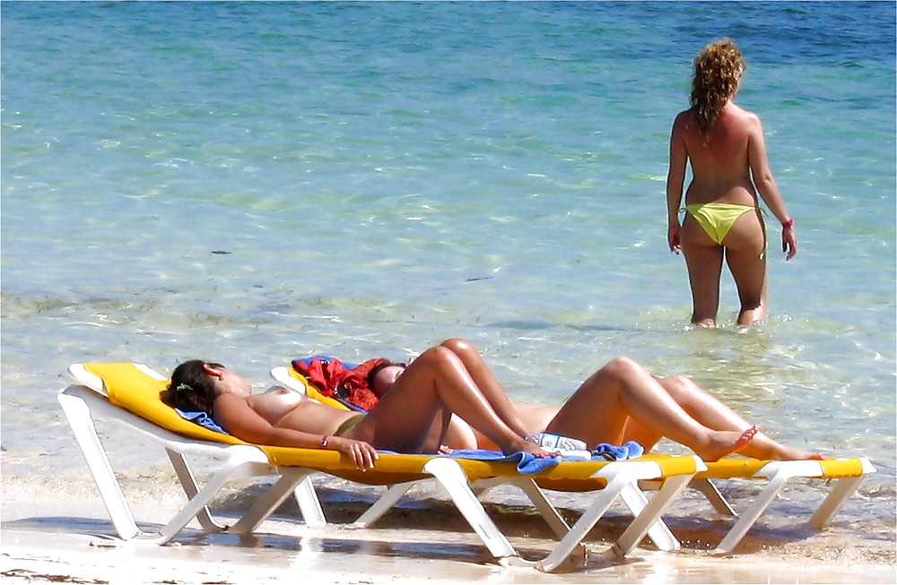 Donne in topless sulla spiaggia
 #13261082