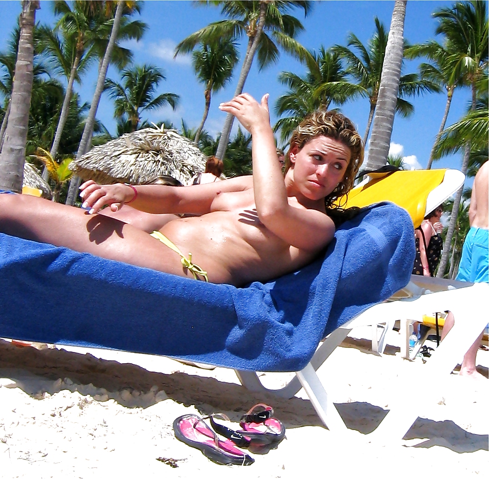 Mujeres en topless en la playa
 #13261129