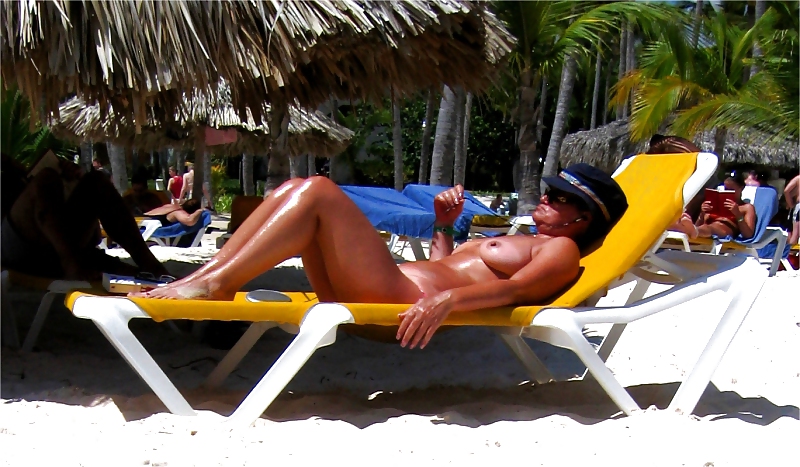 Donne in topless sulla spiaggia
 #13261183