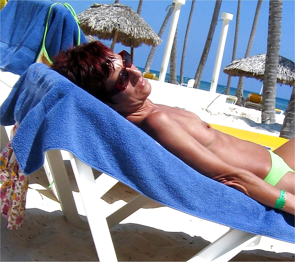 Mujeres en topless en la playa
 #13261240