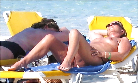 Mujeres en topless en la playa
 #13261269