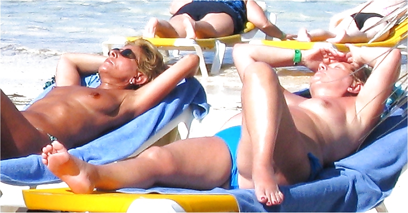 Mujeres en topless en la playa
 #13261279