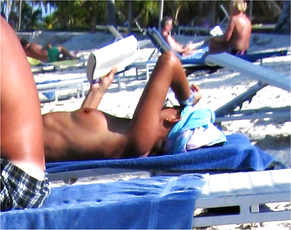 Donne in topless sulla spiaggia
 #13261290