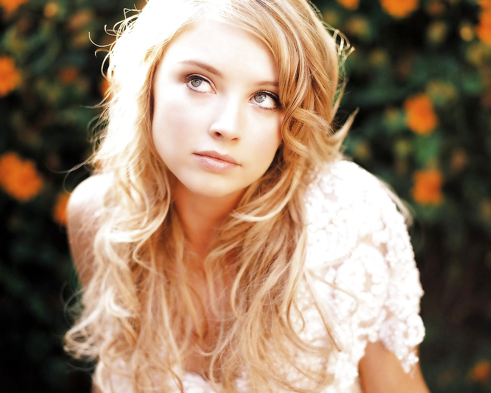 Elisabeth Harnois #21977327