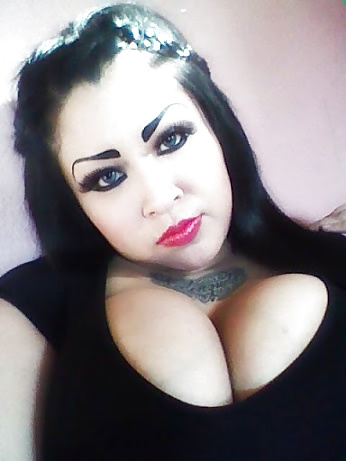 巨乳で巨大なつけ眉毛のラテン系女性
 #22673692