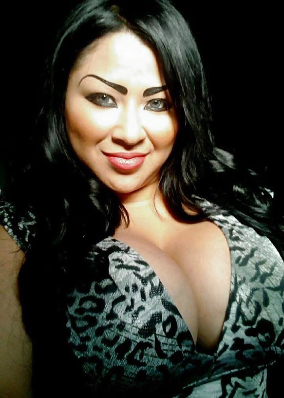 巨乳で巨大なつけ眉毛のラテン系女性
 #22673718