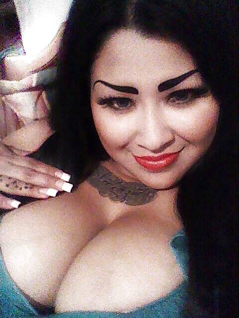 巨乳で巨大なつけ眉毛のラテン系女性
 #22673801