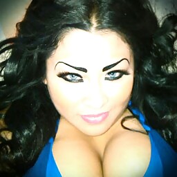 巨乳で巨大なつけ眉毛のラテン系女性
 #22673847