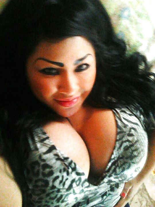 巨乳で巨大なつけ眉毛のラテン系女性
 #22673878