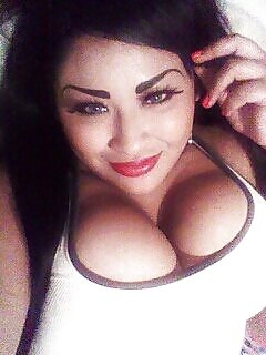 巨乳で巨大なつけ眉毛のラテン系女性
 #22673893