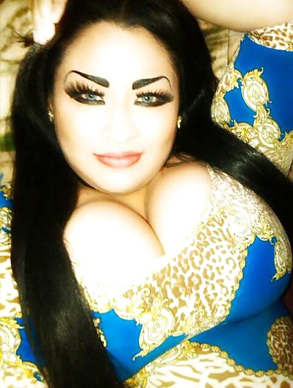 巨乳で巨大なつけ眉毛のラテン系女性
 #22673918