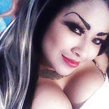 巨乳で巨大なつけ眉毛のラテン系女性
 #22674027
