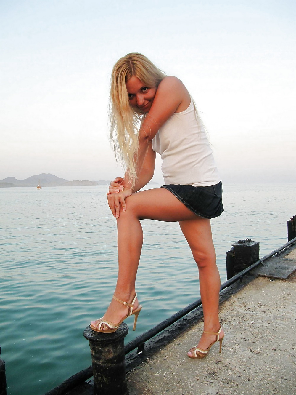 Ragazza bionda calda in spiaggia
 #21869231