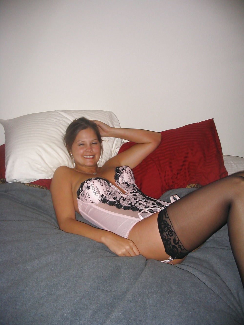 Femme Gaie En Lingerie Sexy écartant Les Jambes #8146556