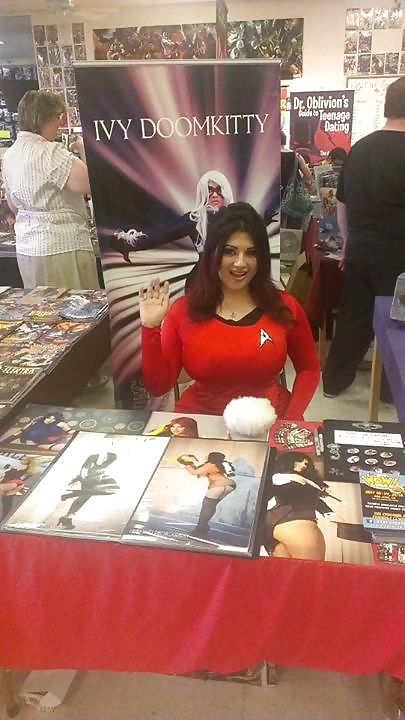 Ivy doomkitty - cosplayer con curvas
 #18477553