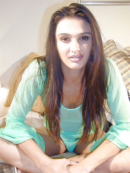 Kavitha Sidhu Grüne Kleidung Auf Dem Bett #13933630