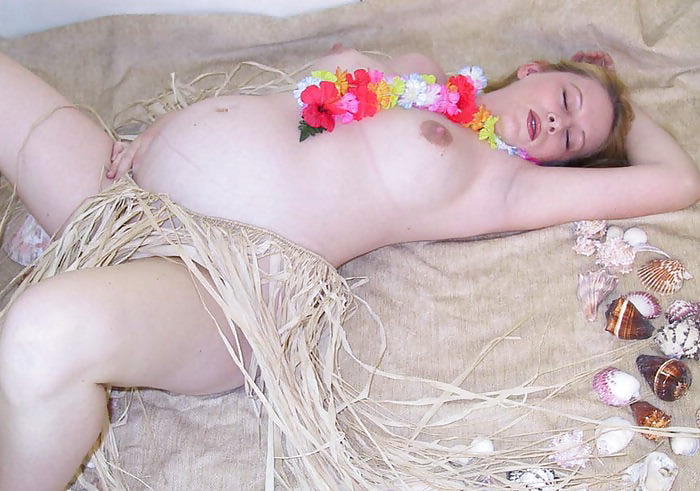Bionda incinta che posa il suo corpo
 #10667890