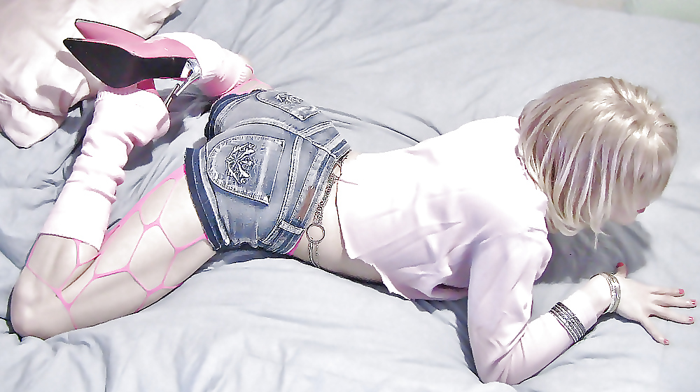 Yo burlándose y desnudándose en rosa
 #16046492