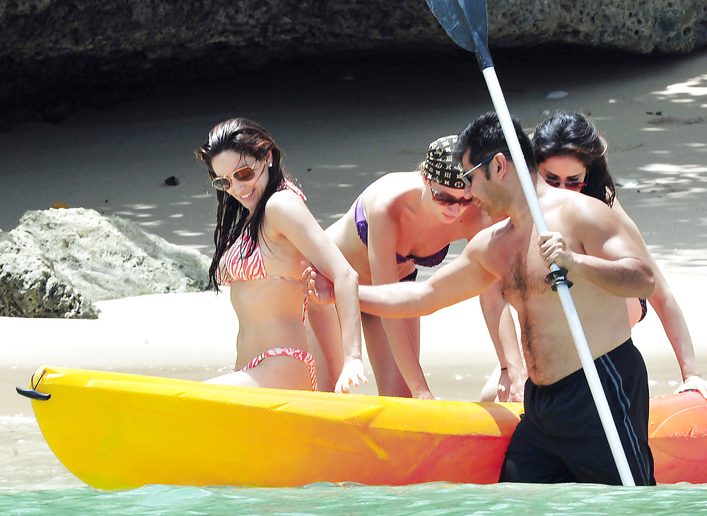 Kelly Brook bikini candids alla spiaggia in barbados
 #2012216