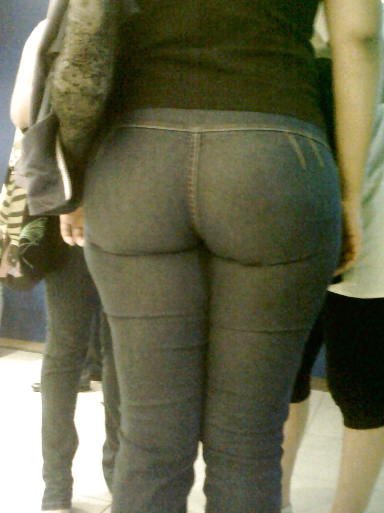 Esposa y su gran culo en jeans ajustados
 #20137626