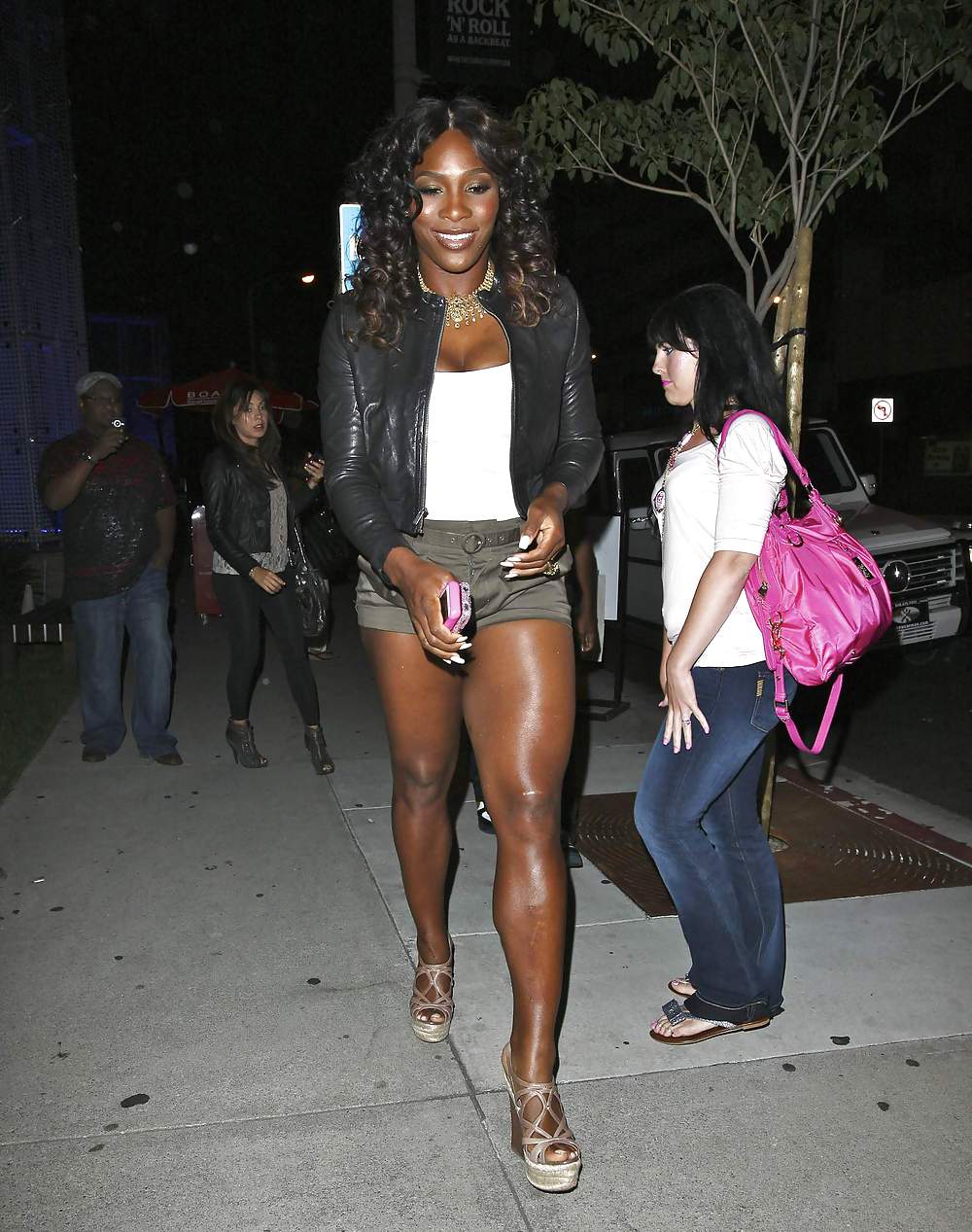 Serena Williams Haut Sur Pattes, Au Restaurant Boa Dans L'ouest De Hollywood #5316663