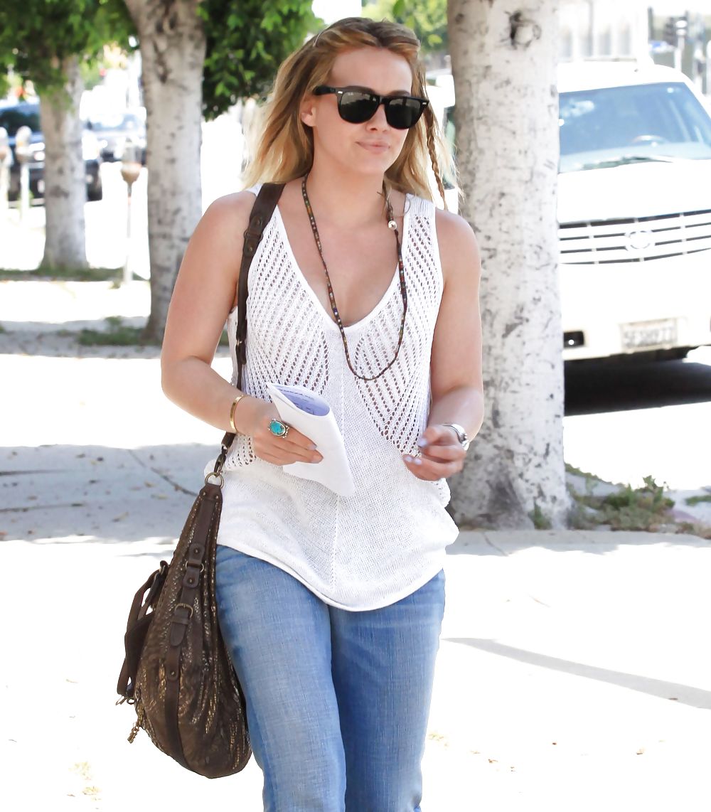 Hilary duff bottino in jeans mentre fuori in west hollywood
 #4729281
