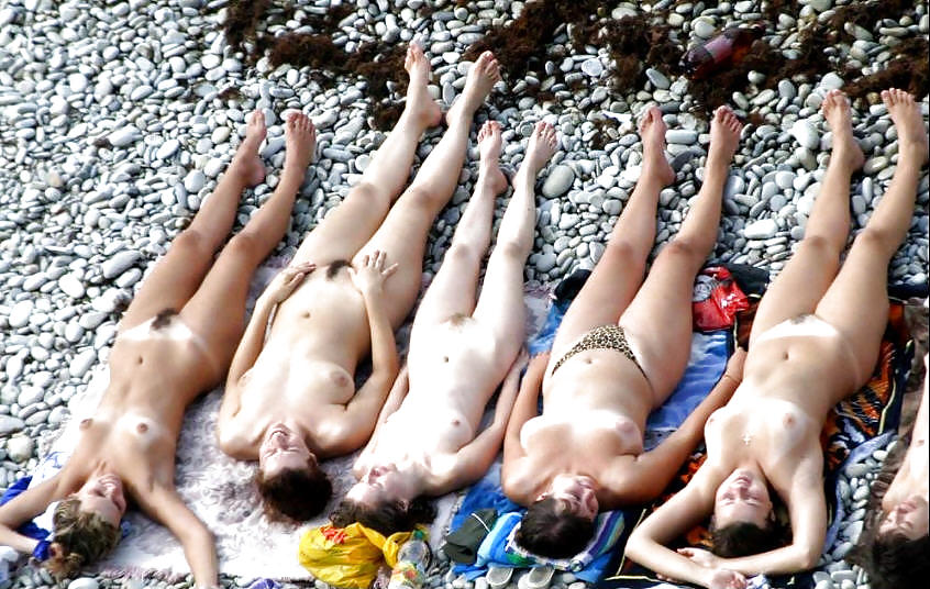 Jóvenes nudistas en la playa
 #1313661