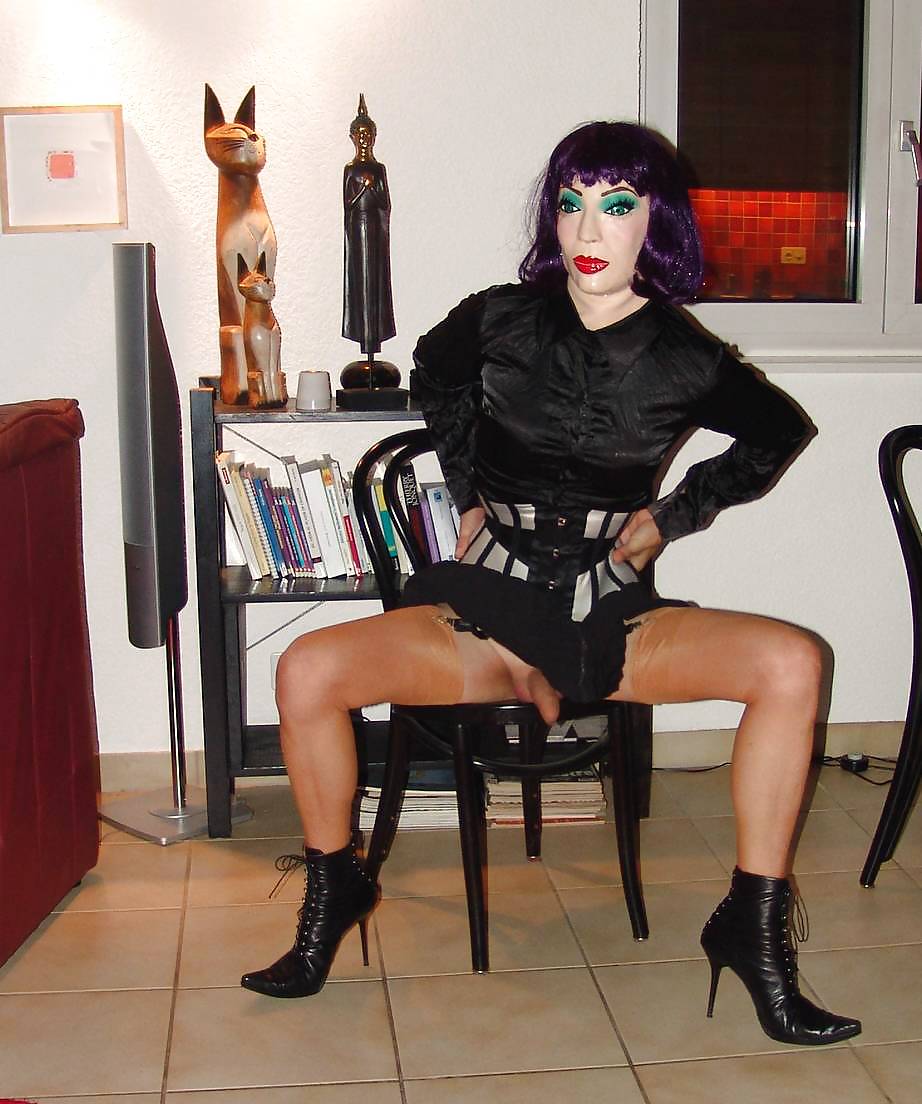 Slavinia In Puppe Pose #7504917