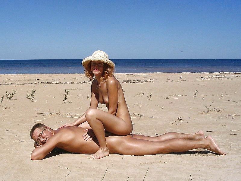 Ragazze nude sulla spiaggia
 #827595