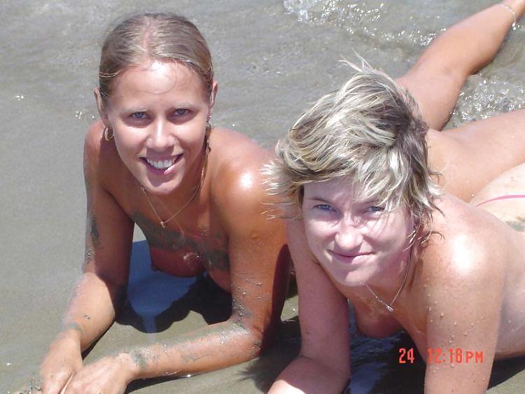 Ragazze nude sulla spiaggia
 #827764