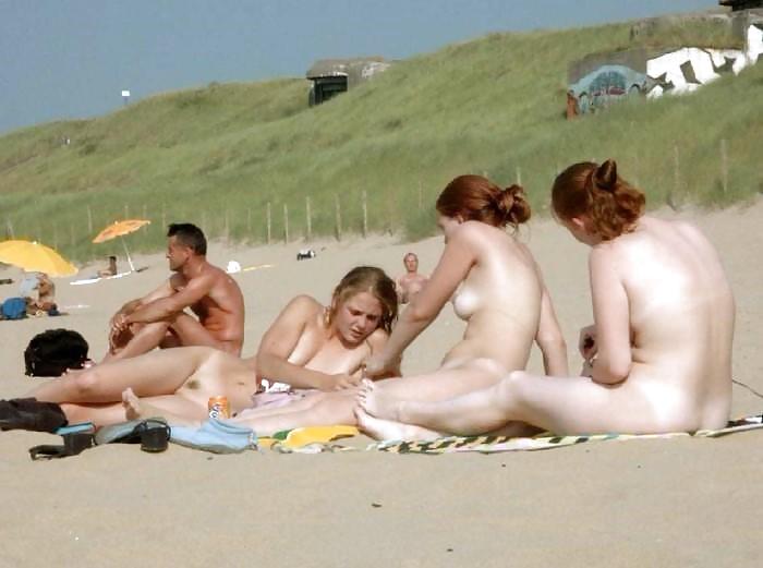 Ragazze nude sulla spiaggia
 #827771